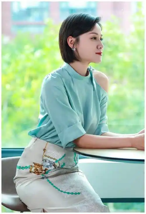 叶一茜用短发搭配连衣裙,显得清爽又减龄,不像35岁两娃的妈_发型_时候