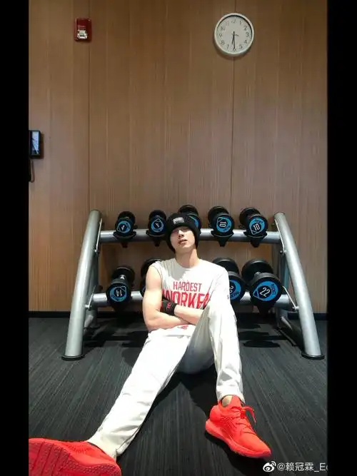 偷偷练肌肉的赖冠霖可盐可甜小赖