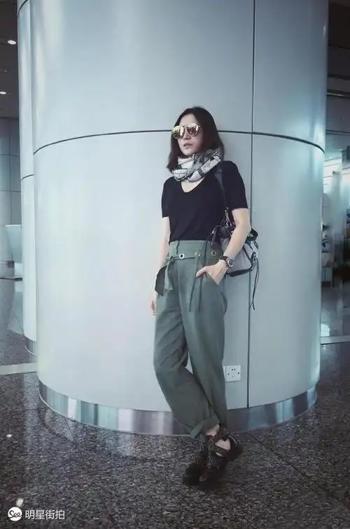 see明星街拍:刘雯告诉你,夏天的t恤这几件就够了-搜狐