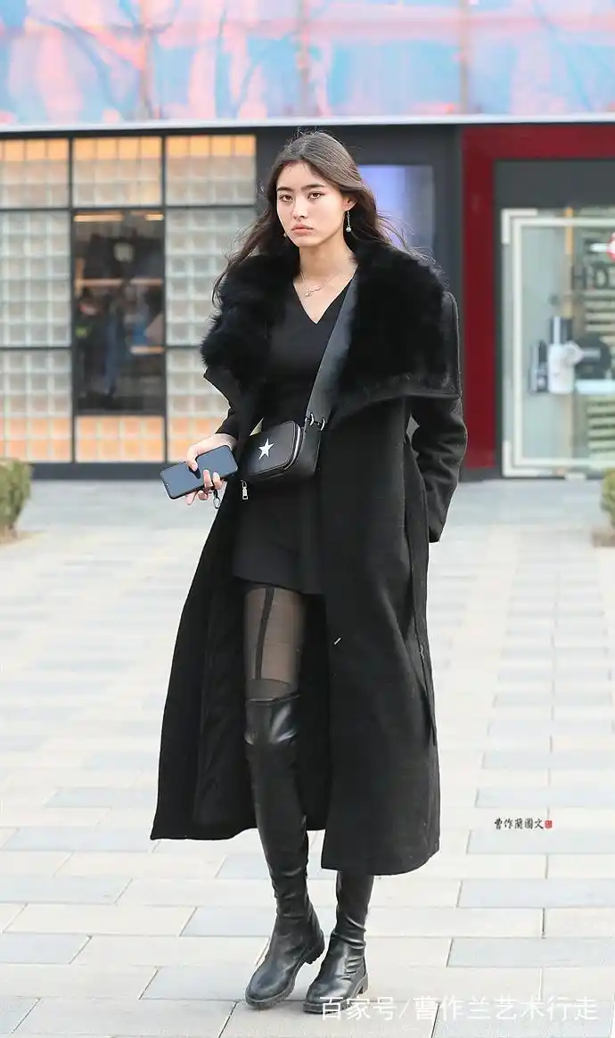 高筒靴搭配黑色打底袜,这是高筒靴最酷的穿法,特别彰显个性