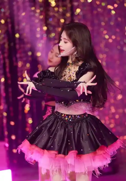 鞠婧祎新歌上线,舞台照流出,穿黑粉露腰小短裙甜美灵动 妩媚撩人