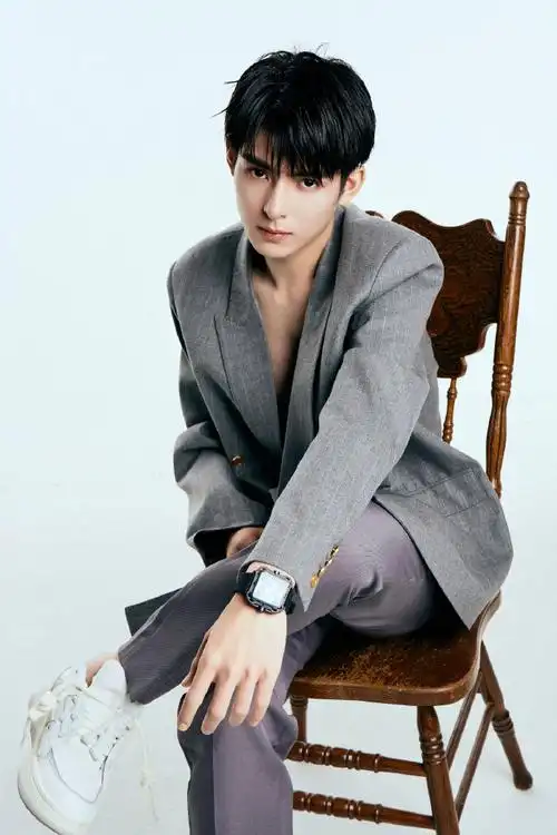 王皓轩西装造型这么帅