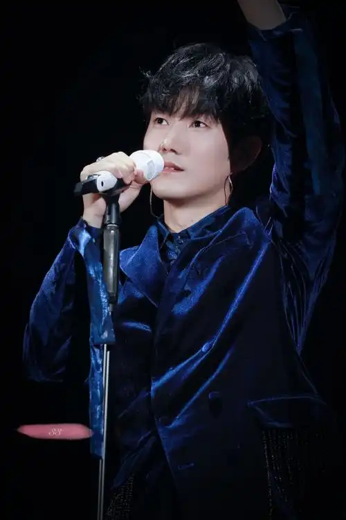 王晰超话丨#王晰图景个人巡回音乐会#20211204 广州站夜礼服的骑士在