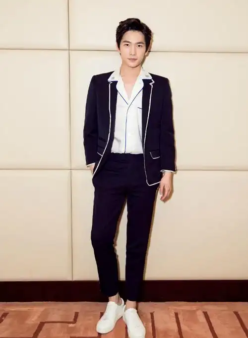 易起皱,质感很好,裤子的版型有一点修身,裤脚采用卷边的设计时尚帅气