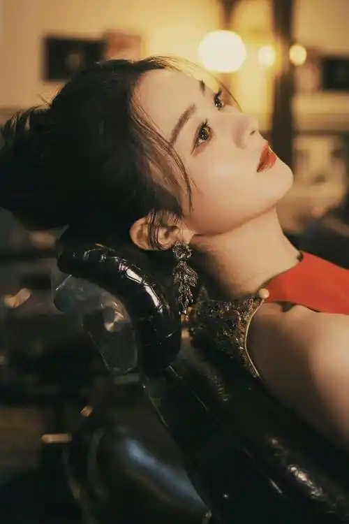 赵丽颖光影复古红裙写真大片:美丽精灵