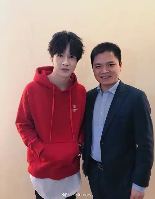 薛之谦超话#薛之谦新春潮乐会#我又来啦薛之谦合照第二弹.抱评