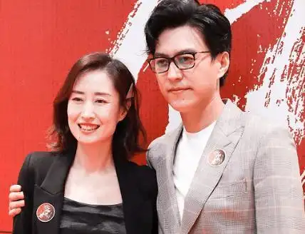 刘敏涛和靳东亲密搂肩引热议,他们之间的关系如何?