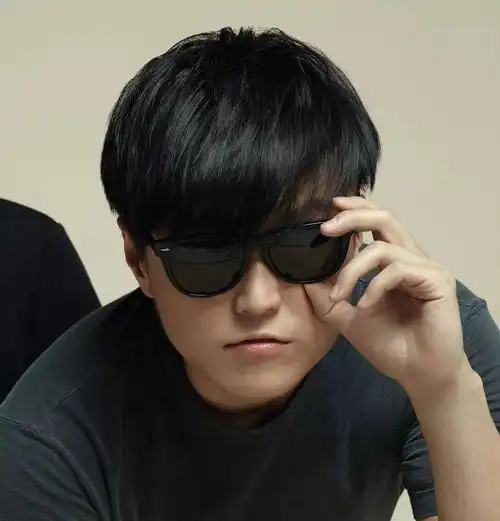 由黄少峰和曾宇组成的火星电台,是独立音乐组合,也是业内炙手可热的