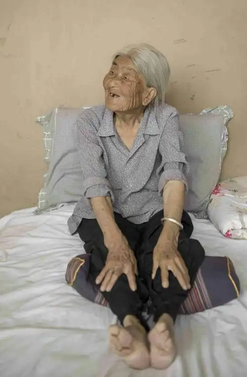 黄河边上的小脚老人～1