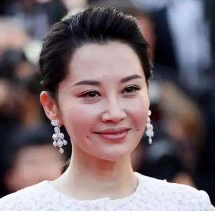 50岁许晴素颜照曝光,皱纹明显皮肤缺水,但背影犹如少女