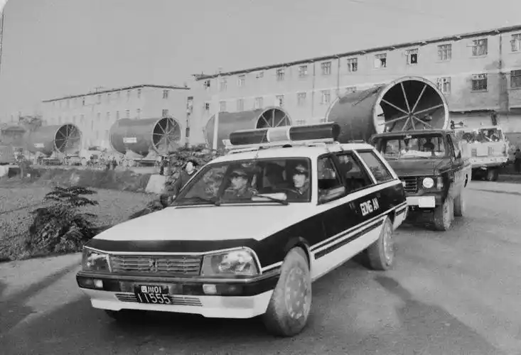 设备运出厂门的情景,警车开道,防止对方来车与重大设备相撞.