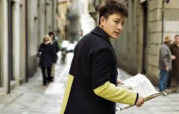 贾乃亮新恋情曝光,聚餐后同乘一车回家,女方走路姿势被质疑怀孕