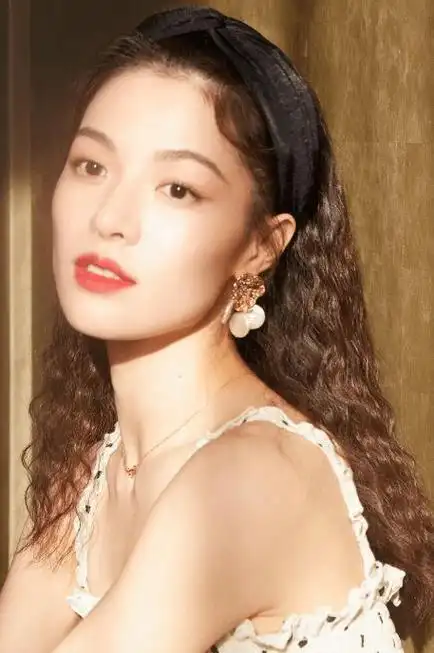 此前有八卦媒体拍到钟楚曦,侯雯元动物园约会,二人手牵手离开园区,一