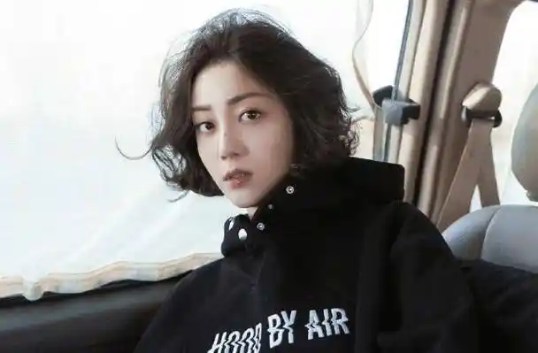 李溪芮虽然是一个明星,但总是因为身材好的原因,登上微博热搜,她被