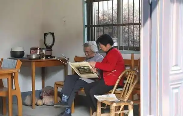 回顾金庸亲妹查良琇住在农村家境普通金庸一直补贴她到2002年