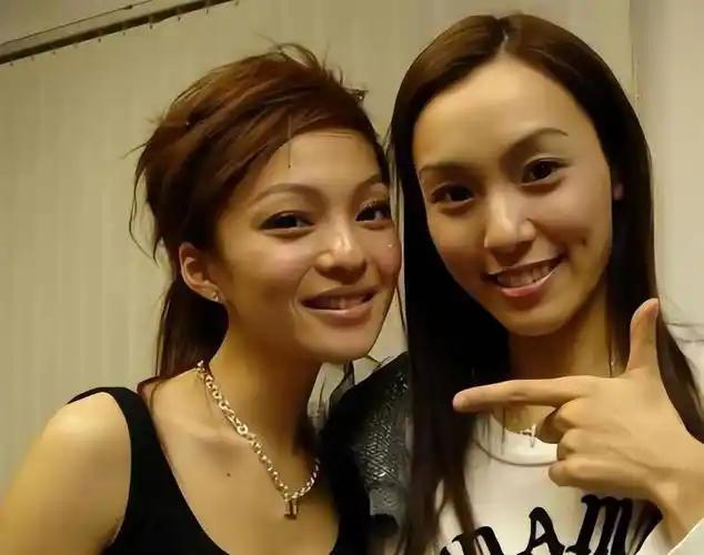 张韶涵最新演唱会亮色丝袜造型抢眼,头排观众赞不绝口_内地_蔡依林