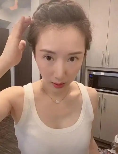 李念穿白色背心,身材好就不用说了,这素颜肌肤状态真是无法形容