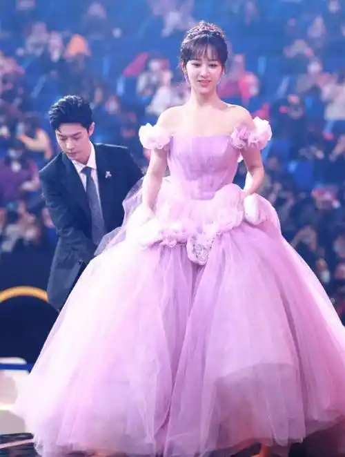 肖战陌森眼镜官宣!