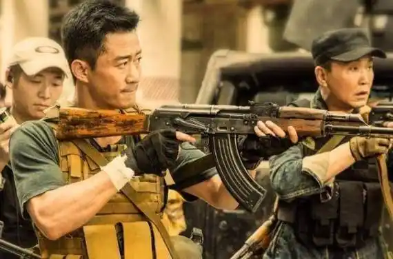 原创战狼2中现身时间只有10秒但他却是最大牌配角这个人是谁