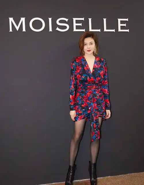 原创关之琳扮美不成反显老穿露肩连衣裙高调亮相颈纹暴露真实年纪