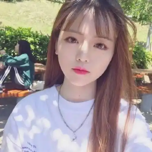 大眼圆脸美女头像