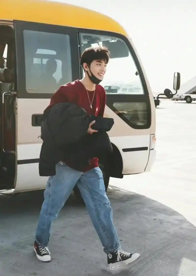 肖战的劈叉式走路,战哥的大长腿0606060678157815