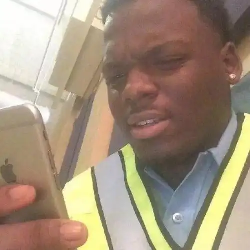 黑人小哥看手机辣眼睛 - 看手机辣眼睛表情包系列_斗图表情