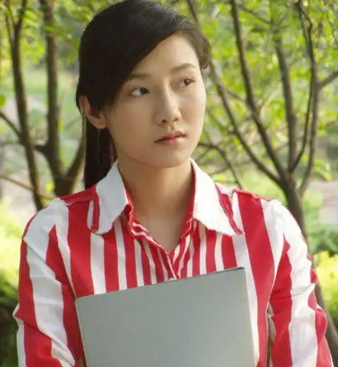 王黎雯个人写真2004年首次出演爱情电视剧《情陷cbd》,饰演李露蕾.