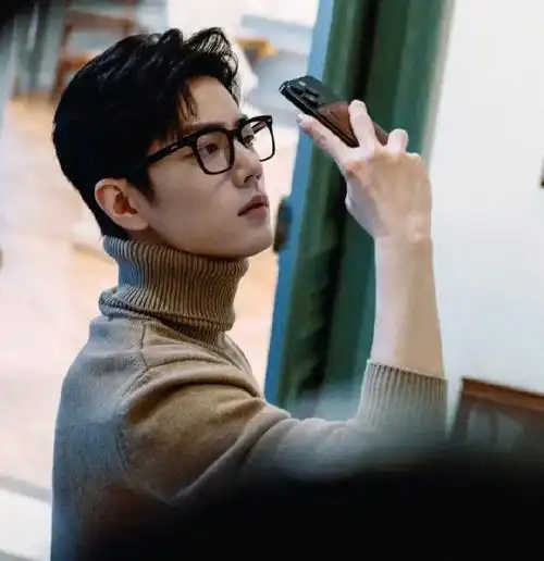 在湖边的清冷气氛,在巴黎街头被风吹起的发丝……肖战这通身艺术家的