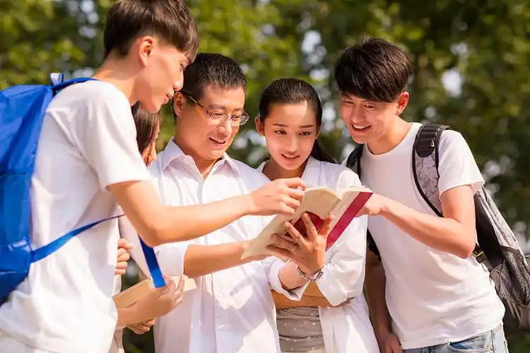 路边的老师和学生