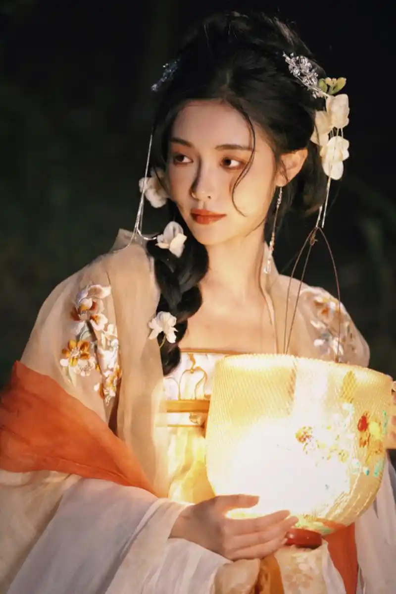 【今日穿搭 |许佳琪端午节古装提灯笼展现优雅风范】  许佳琪分享了一