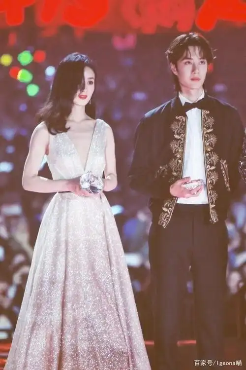 王一博赵丽颖有翡cp再一次同框领奖荣获星动男神和星动女神