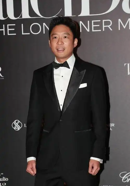 霍启山在澳门出席时尚活动整个人显得很有绅士范儿