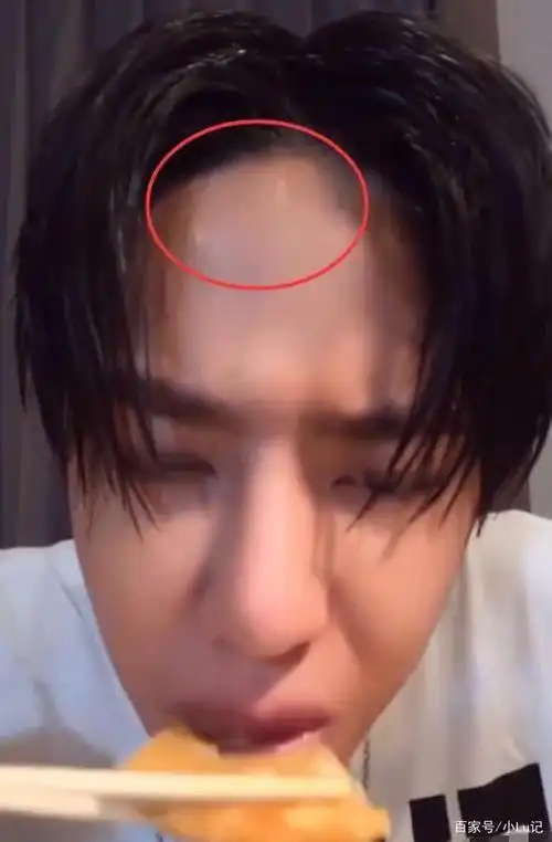 王一博直播吃饭食物太烫出汗到脱妆暴露出真实颜值