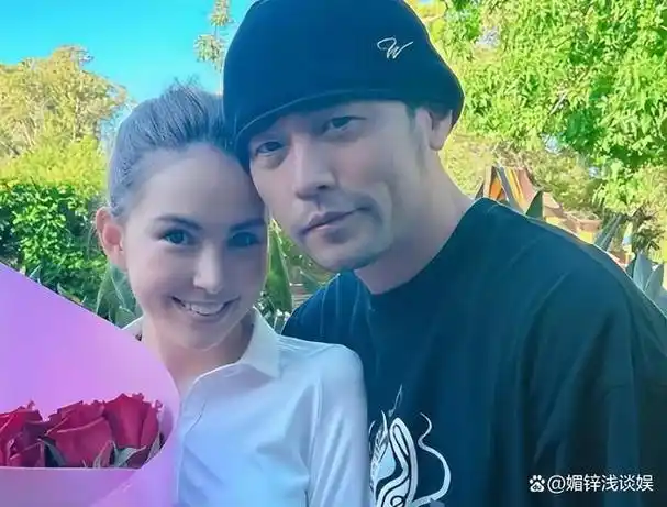 周杰伦夫妇看澳网男方穿万元外套戴假发昆凌大浓眉被嘲太土