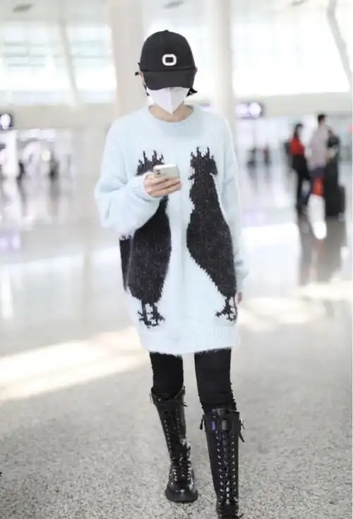 唐艺昕都当妈了却依旧像个孩子穿一身公鸡毛衣现身机场真可爱