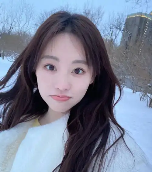 祝绪丹再晒美照,清纯甜美宛如初恋,配文似有深意引争议_照片_于正官