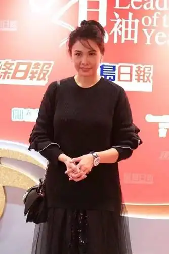 50岁邱淑贞近照曝光,胖了可气质依在,网友:笑起来还那么好看