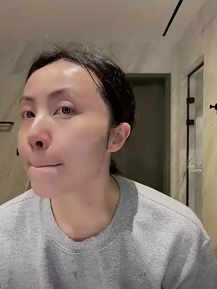 44岁孙莉在线卸妆超自信无滤镜下素颜耐打自夸皮肤没太大瑕疵