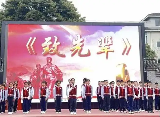 学生代表以激昂的情感讲述了革命先烈的英勇事迹,号召全体同学要铭记