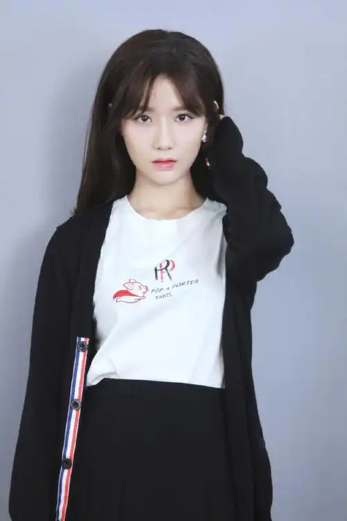 女艺人陈意涵甜美优雅时尚写真