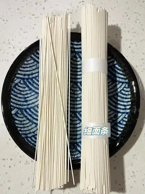 水煮面条90 樱花94油醋 爽口水开后 盐 无油,细面条放入煮软,捞在