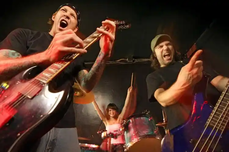 摇滚歌手图片-两名摇滚歌手在舞台上表演素材-高清图片-摄影照片-寻图