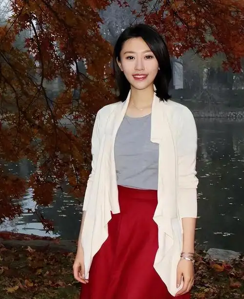 《新闻联播》主持人王音棋"突然"一笑,评论区沦陷:再也不看你