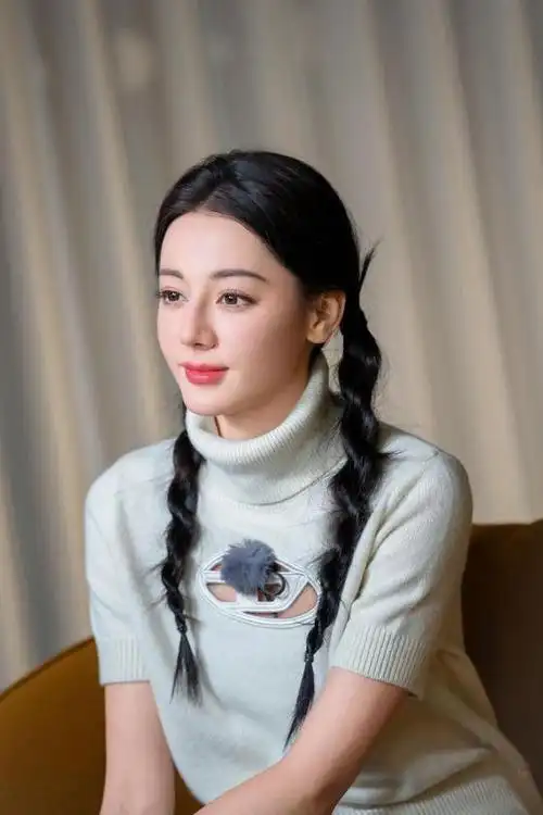 迪丽热巴公开行程受期待,身姿曼妙惹人羡,手戴戒指引猜疑|恋情|娱乐圈