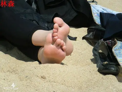 【转载】沙滩少妇红嫩香浓美脚底 - yangguangxin_l