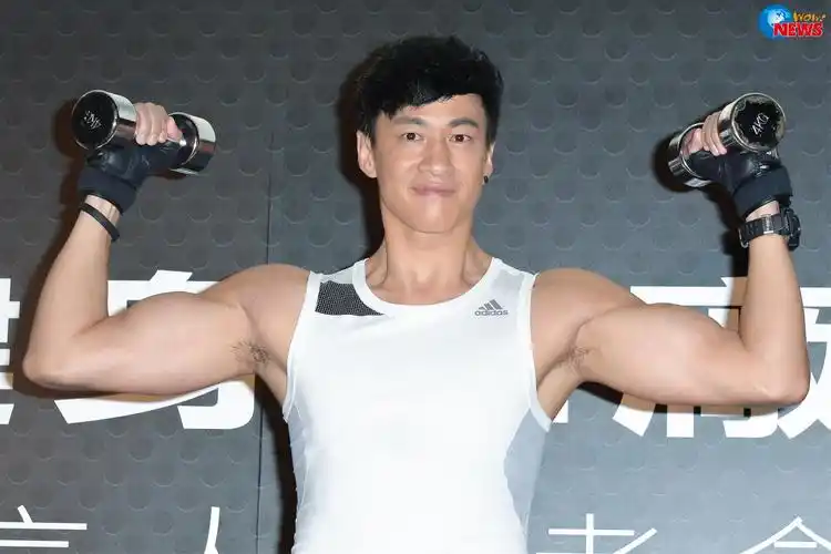 身材超好的何润东目前体重73公斤,体脂肪为9%,他透露之前为了拍蛋影