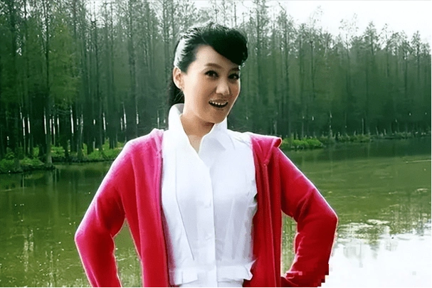 那个人是直接带着刚刚从初中毕业的谭晶,参与高考并报考山西大学的.