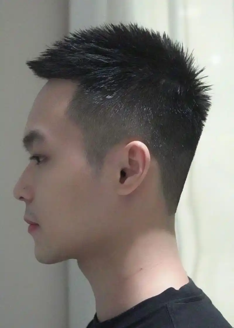 长款寸头,硬而不僵 干净,整洁的长寸头     梵古造型