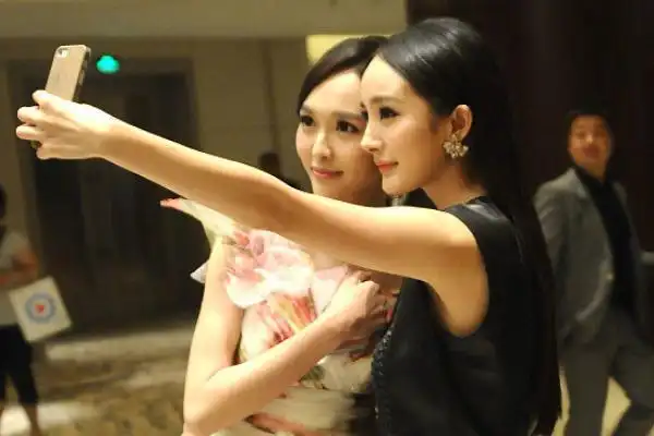 杨幂唐嫣早年同框照两人举手机现场自拍颜值变化引粉丝热议
